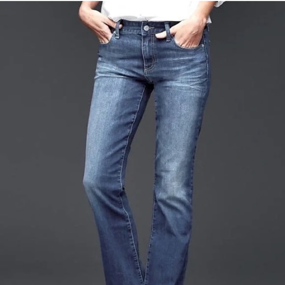 Gap Limited edition medium wash mid rise flare leg - Picture 7 of 8